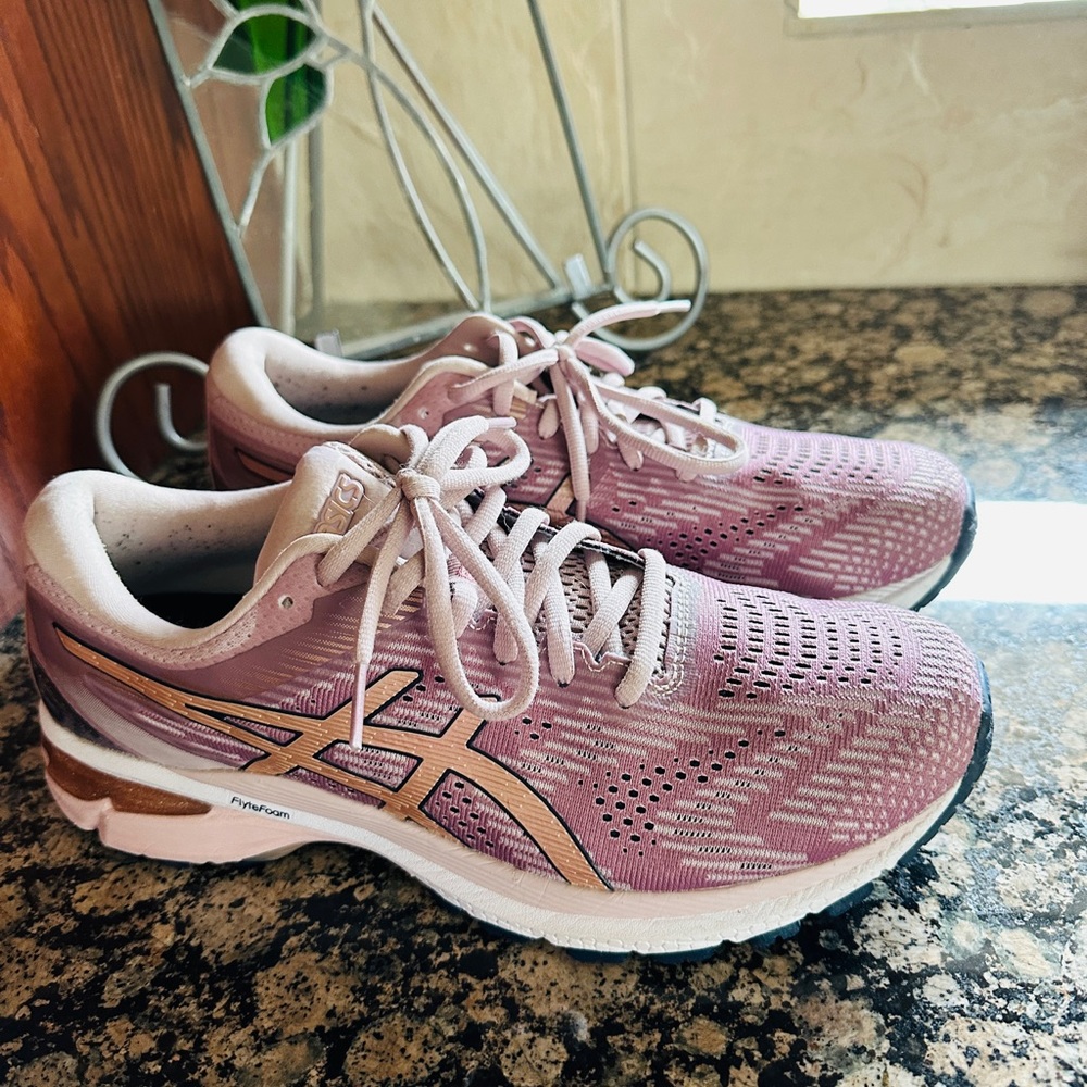 Pink! Asics GT 2000 size 9 Women’s FREE SHIPPING